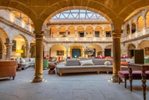 tour a machu picchu novotel cuzco área social